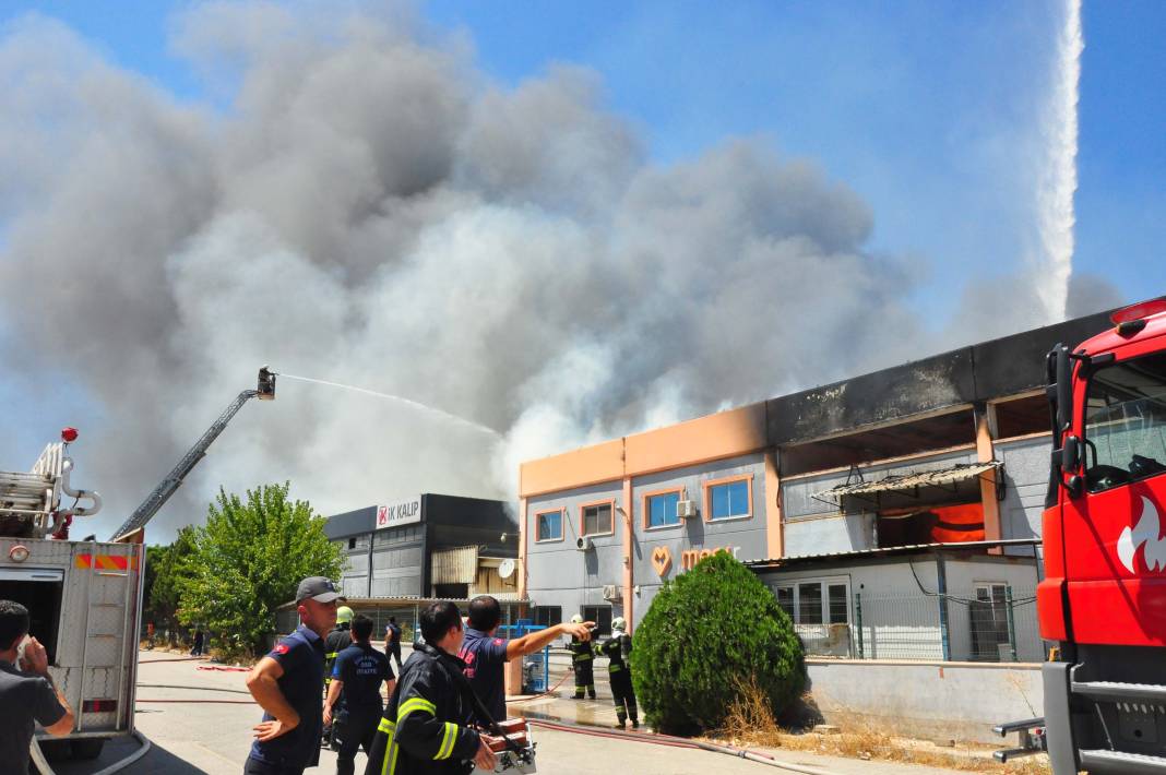 Manisa’da plastik fabrikasında yangın! Gökyüzünü kara dumanlar kapladı 23